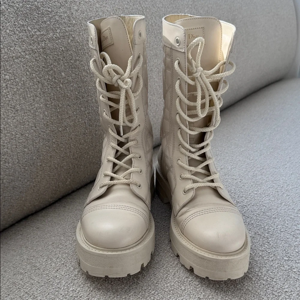 Dior D-Unit Ankle Boot
White Quilted Cannage Calfskin size 37 - Picture 1 of 9